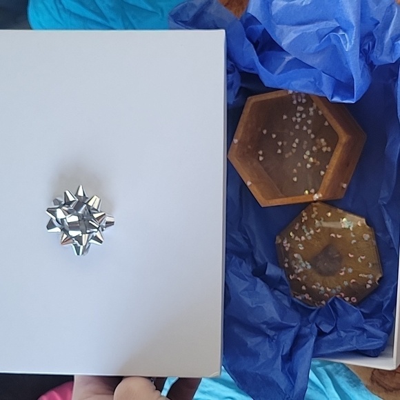 New Handmade Honeycomb Shape Yellow Resin Keepsake Dish With Wrapped Gift Box - Picture 7 of 10